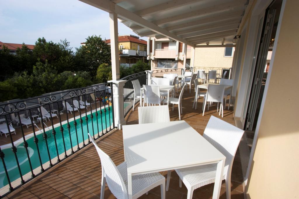 Hotel Mocambo Piscina E Spiaggia San Benedetto del Tronto Exteriör bild