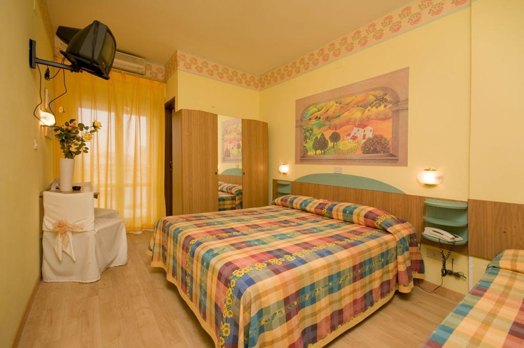 Hotel Mocambo Piscina E Spiaggia San Benedetto del Tronto Rum bild
