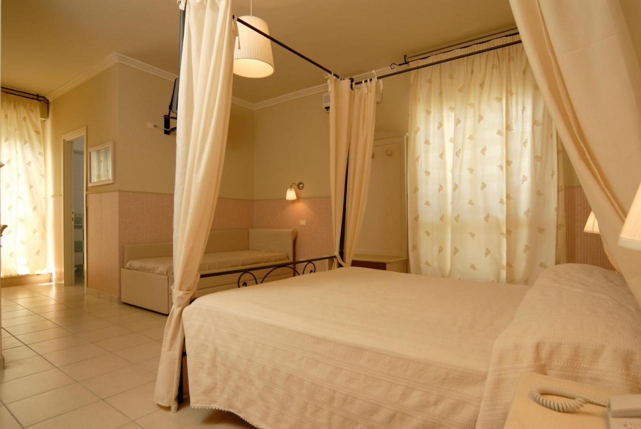 Hotel Mocambo Piscina E Spiaggia San Benedetto del Tronto Exteriör bild