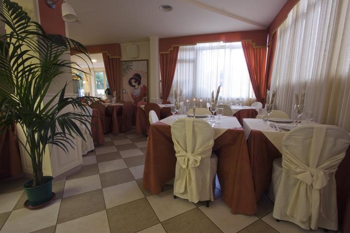 Hotel Mocambo Piscina E Spiaggia San Benedetto del Tronto Exteriör bild