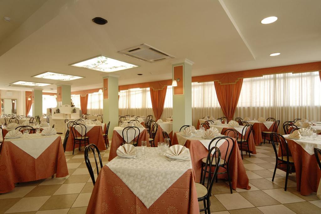Hotel Mocambo Piscina E Spiaggia San Benedetto del Tronto Exteriör bild