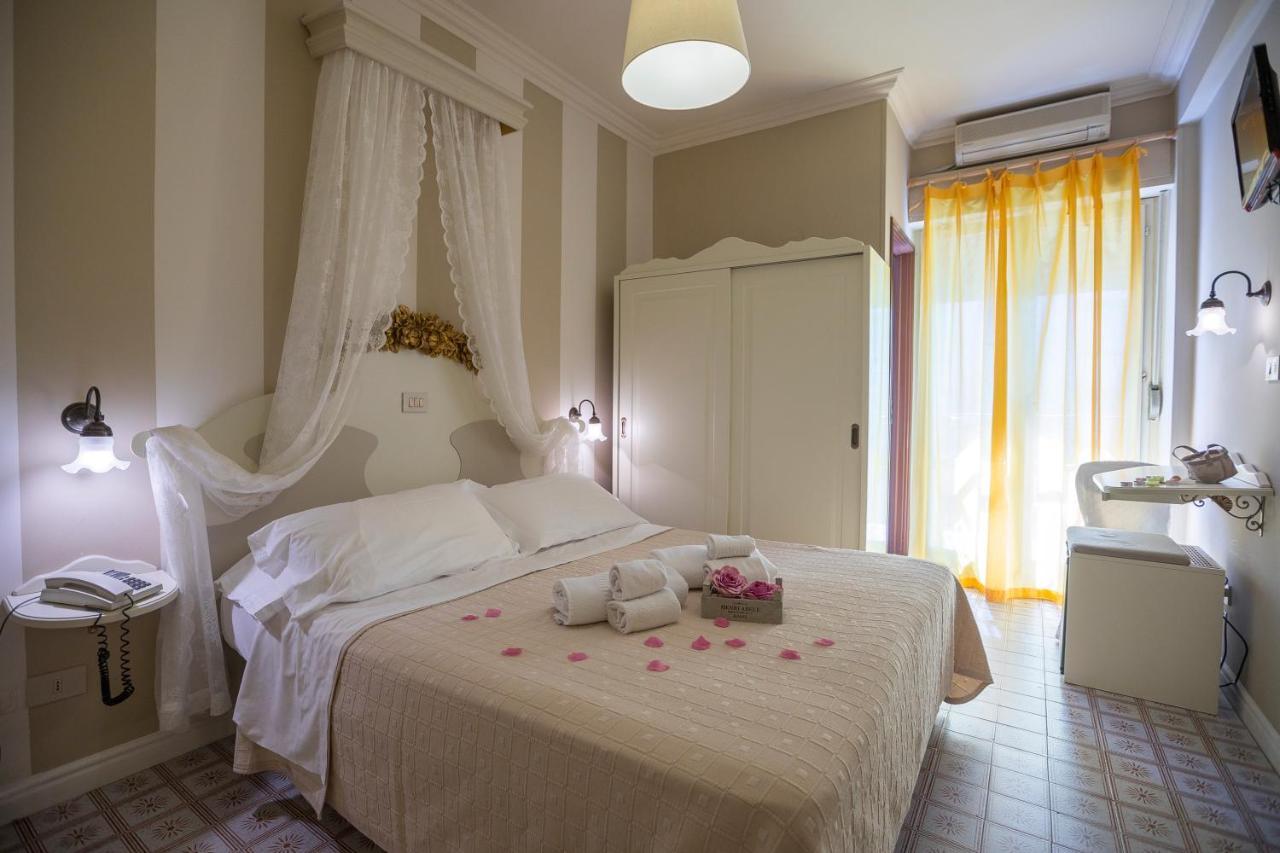 Hotel Mocambo Piscina E Spiaggia San Benedetto del Tronto Exteriör bild