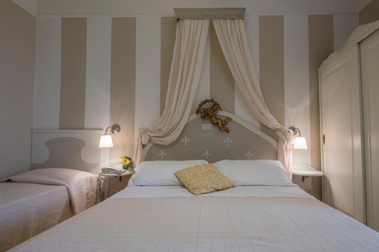 Hotel Mocambo Piscina E Spiaggia San Benedetto del Tronto Exteriör bild
