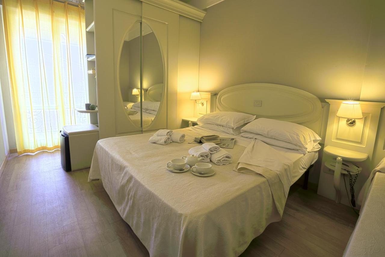 Hotel Mocambo Piscina E Spiaggia San Benedetto del Tronto Exteriör bild